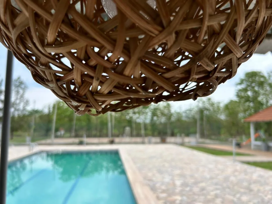La piscine du Domaine Béthania entourée de verdure
